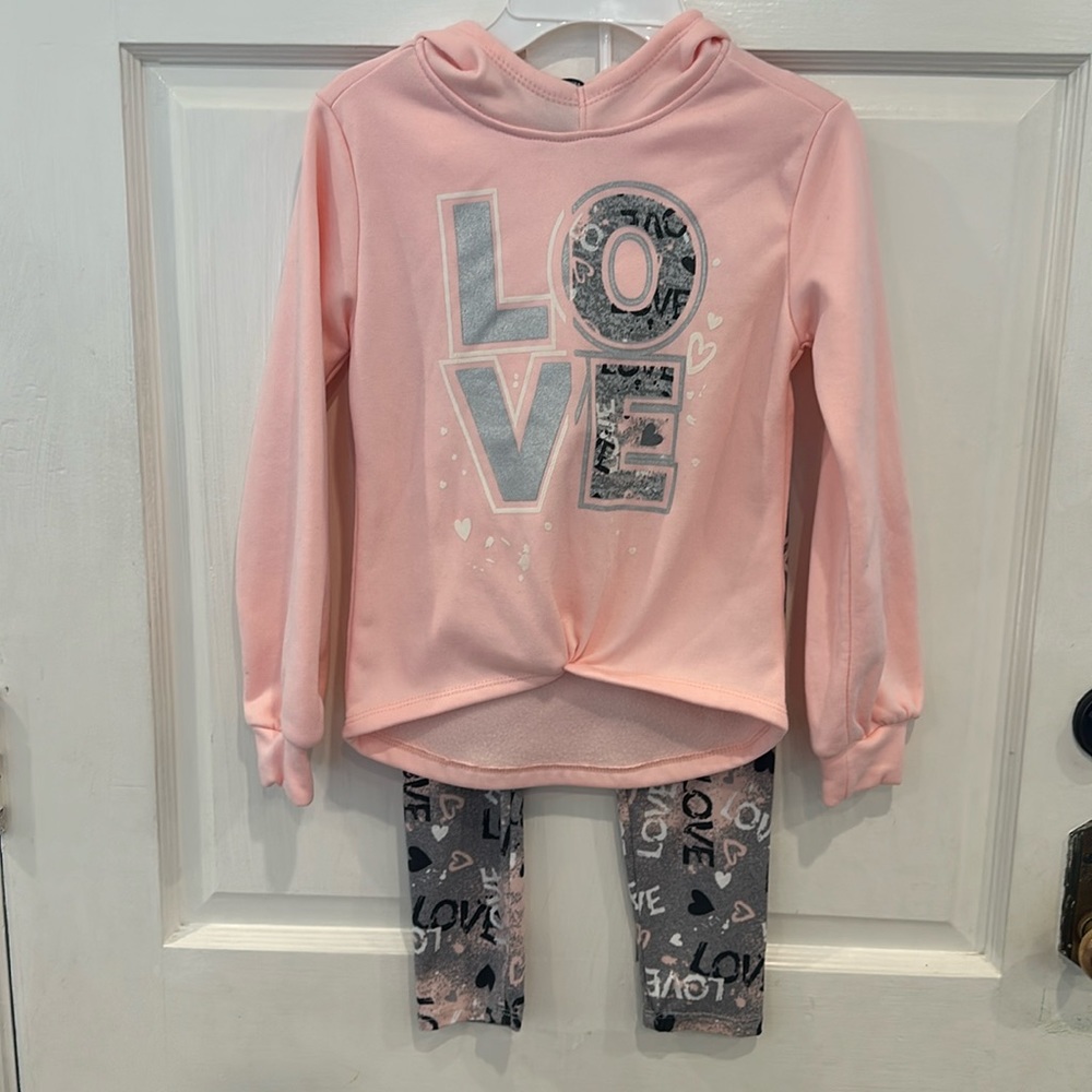 Girls 2 piece “LOVE” sweatshirt and pants Size 7/8
